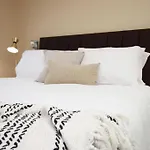 Bayview House By Mgroupsa - Free Parking, On The Sea Front, Close To Marina
