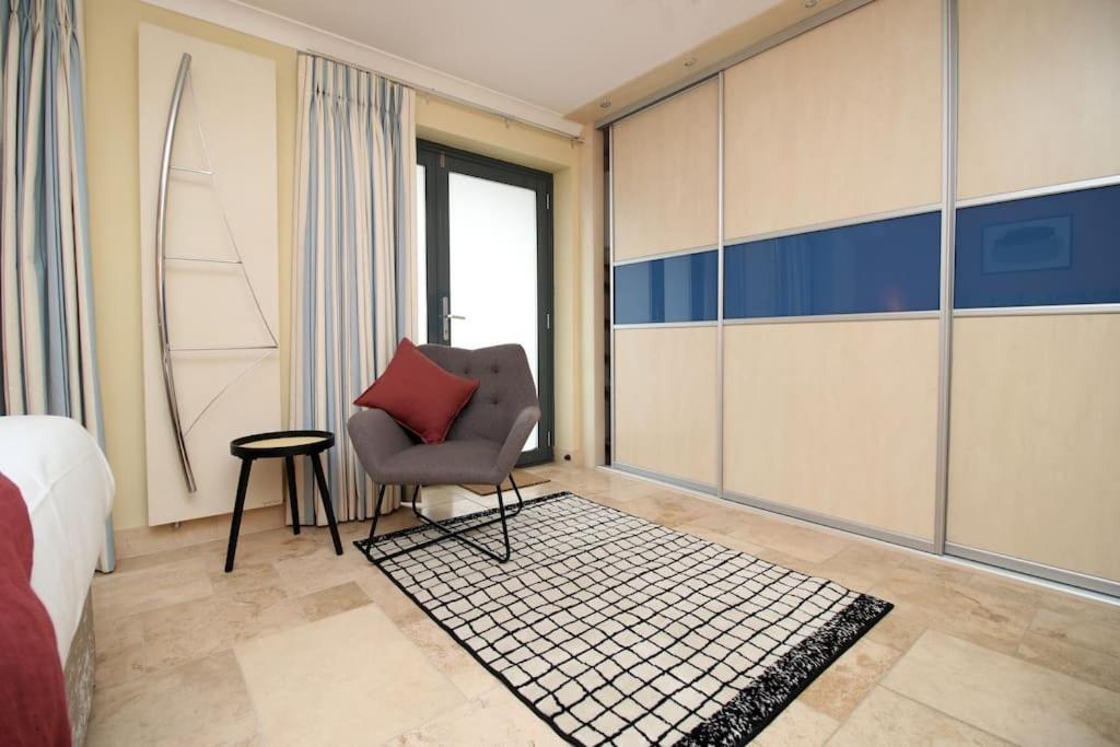 Bayview House By Mgroupsa - Free Parking, On The Sea Front, Close To Marina